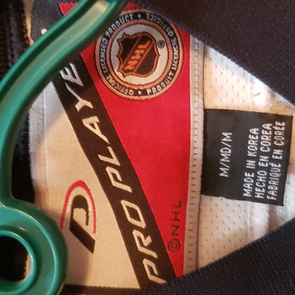 Canucks jersey - Picture 3 of 3